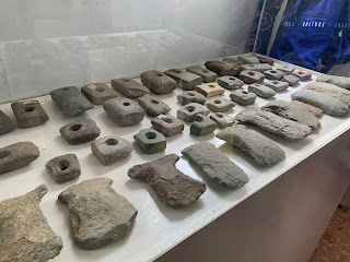 Imagen de una colección de hachas de piedra que ilustra la rica historia de la selva ecuatoriana.