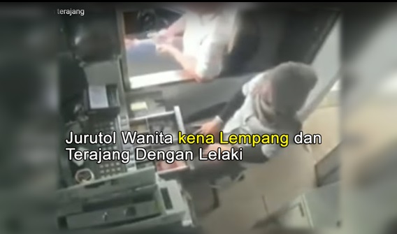 [VIDEO] KURANG AJAR!!! Jurutol Wanita Bertudung Kena Lempang dan Terajang Oleh Pemandu Lelaki...