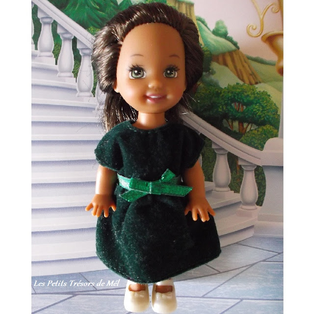 La petite soeur de Barbie en costume vert de Tiana dans la princesse et la grenouille de Disney.