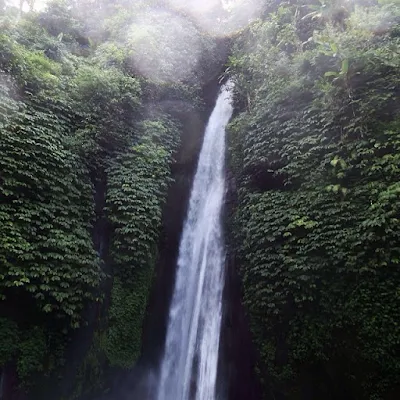 foto air terjun di desa munduk bali