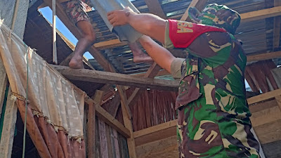 Bantu Perbaiki Atap Rumah Warga Binaan, Babinsa Jajaran  Kodim 1305-05/Biau Turun Tangan 