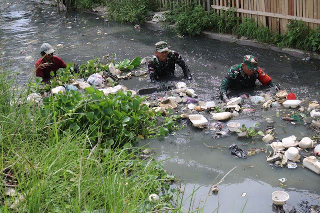Giat Karya Bakti TNI, Koramil 0602-11/Tirtayasa Bersama Warga Bersihkan Sampah Di Aliran Sungai