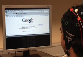 foto de una persona con electrodos en la cabeza para recoger las señales frente al ordenador
