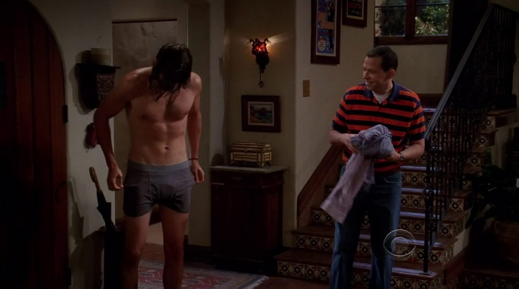Ashton Kutcher Shirtless in Two and a Half Men s9e01