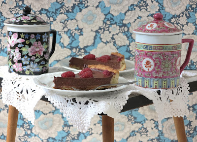 vegan pie, vintage, blue wallpaper with flowers, granny chic, teatime, organic and fairtrade ingredients, Haafner, Chinese teamugs, crochet doily