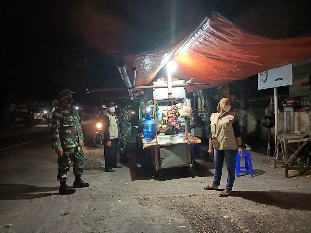 Tegakkan PPKM level 4 Petugas gabungan wilayah Sukoharjo himbau warga Patuhi batas operasional malam