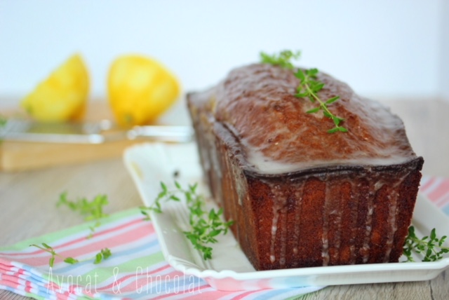 alt="cake citron garni de sucre glace et de thym frais"