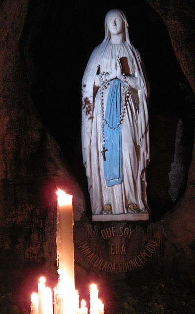 Nossa Senhora de Lourdes em sua gruta