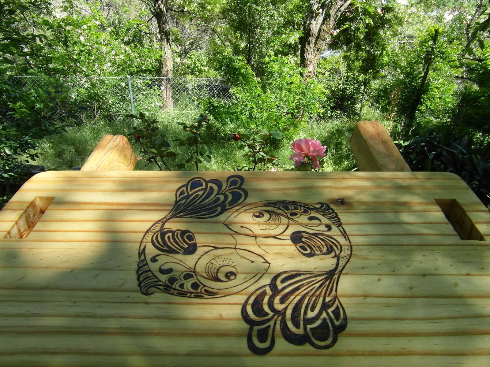 secado del banquito de meditación artesanal en madera