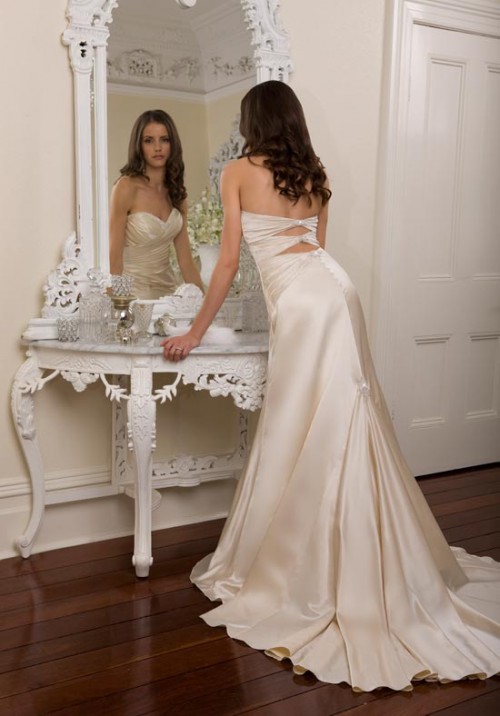 Sexy Ivory Wedding Gown With Long Train