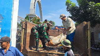 Babinsa Koramil 1806/ Bandung Kulon Bantu Bersihkan dan Angkut Sampah Yang Menumpuk di TPS Cigondewah Rahayu dan Gempol Asri