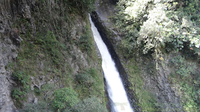 Водопад в окрестностях Баньоса  водопад Котел Дьявола 
