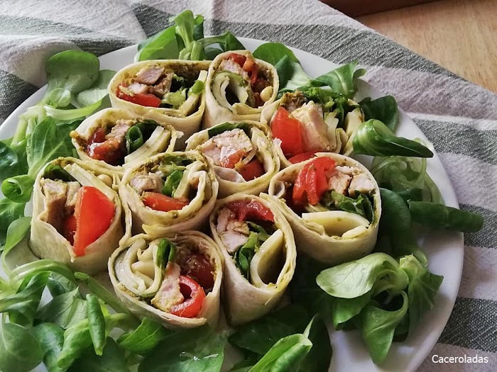 Rollitos de tortilla de maíz con pollo especiado y pesto