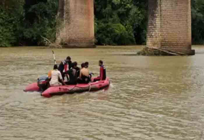 News,Kerala,State,Local-News,River,Student, Kollam: Girl student jumps into river, search continues