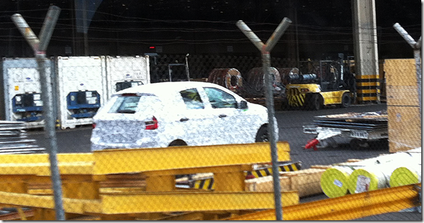 nova-geracao-do-ford-ka-e-visto-no-aeroporto-viracopos-em-campinas-sp-modelo-cresceu-e-chega-as-lojas-em-2014-1377024213732_956x500