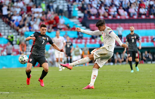 Morata, en presencia de Josip Brekalo, remata con la izquierda para anotar el cuarto gol del equipo de Luis Enrique. SELECCIÓN DE ESPAÑA 5 SELECCIÓN DE CROACIA 3. 28/06/2021. Eurocopa 2020, 16ª edición, octavos de final. Copenhague, Dinamarca, Parken Stadium. GOLES: 0-1: 20’, Pedri, en propia puerta. 1-1: 38’, Pablo Sarabia. 2-1: 57’, César Azpilicueta. 3-1: 77’, Ferran Torres. 3-2: 85’, Orsic. 3-3: 90+3’, Pasalic. 4-3: 100’, Álvaro Morata. 5-3: 103’, Mikel Oyarzabal.