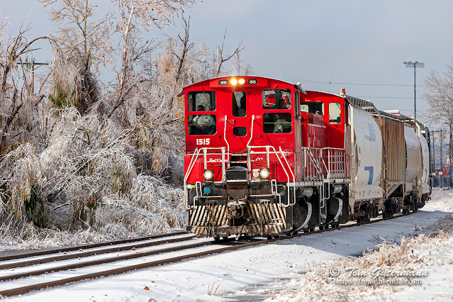 TRRA 1515 rounds the curve just north of Adelaide Avenue on the NS tracks at Luther Yard