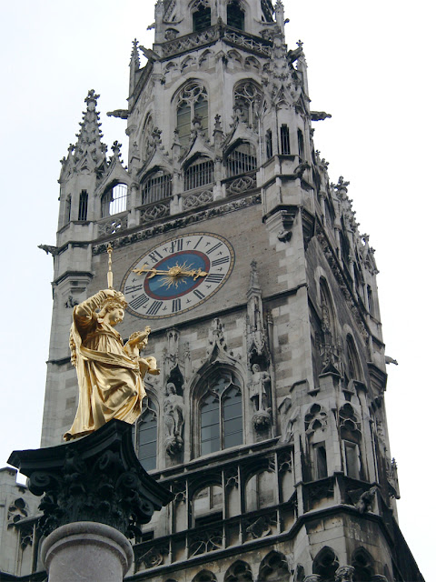 Mariensäule and Neues Rathaus clock, Marienplatz, Munich