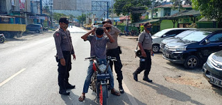 Enis Romony Lakukan Aksi Bagi Masker ke Warga Sekitar Kawasan Pelabuhan Jayapura