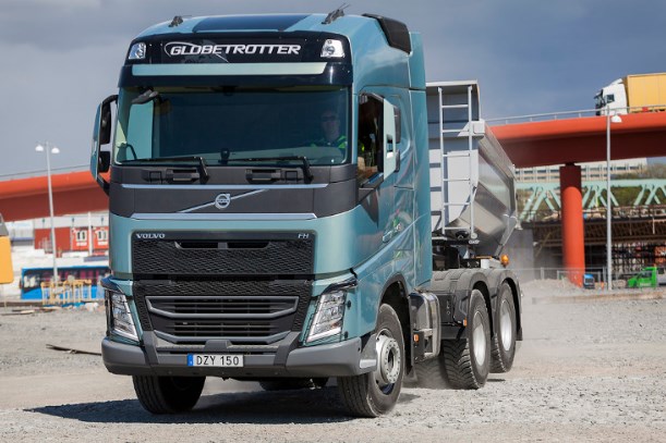 gambar dump truck Volvo FM 440 warna hijau metalik