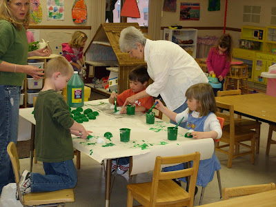  Children can learn to make some crafts or paint a picture to give mom and dad on parents day.