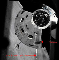 مركبة أبوللو - لاحظ موقع النافذة التي تم منها التصوير والذراع المتدلي بقربها