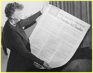 Eleanor Roosevelt sosteniendo la versión en español de la DUDH