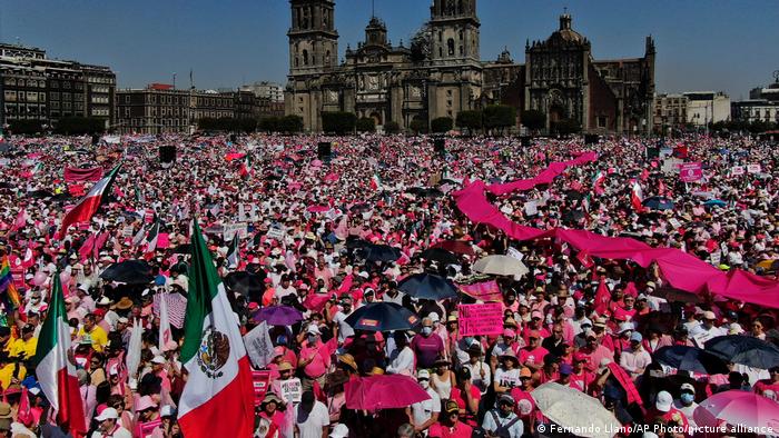 Decenas de miles protestan contra reforma electoral de AMLO