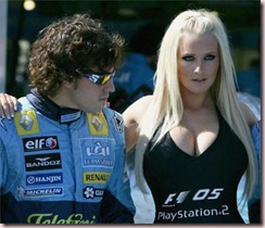 Fernando Alonso mirando tetas