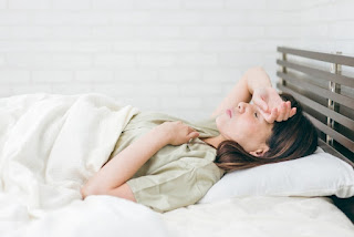 ストレスで自律神経を乱してしまい、ベッドで安静にしている女性の写真