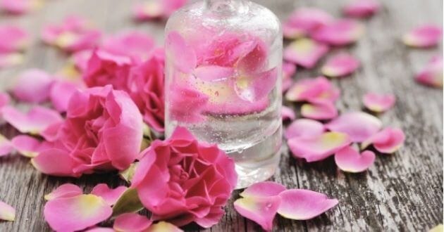 Nước hoa hồng thành phần không thể thiếu để dưỡng da