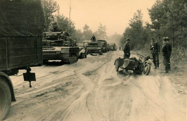 Средние танки Pz-IV 27-го танкового полка 19-ой танковой дивизии на марше под Полоцком. Немецкое фото лета 1941 года.