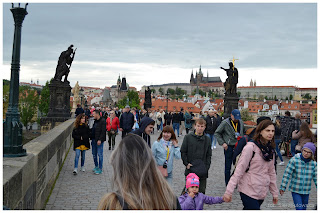 Tłumy na Moście Karola w Pradze