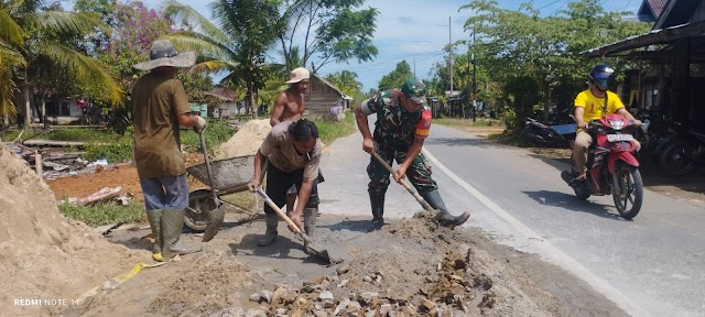 Babinsa Koramil 1202- 08/Sks Bantu Gotong Royong Pembuatan Jembatan