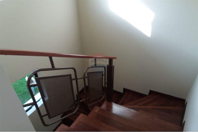 Gradas de acceso al segundo piso de la casa en venta al Norte de Quito, Urbanización Los Mastodontes