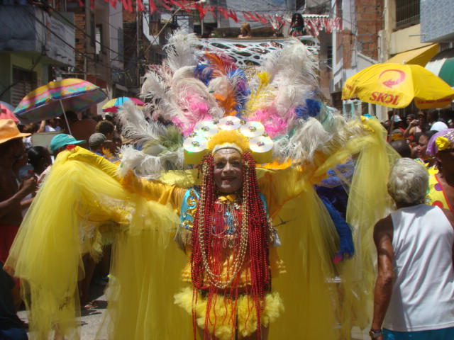 Banho à fantasia, o abre alas do carnaval de Salvador