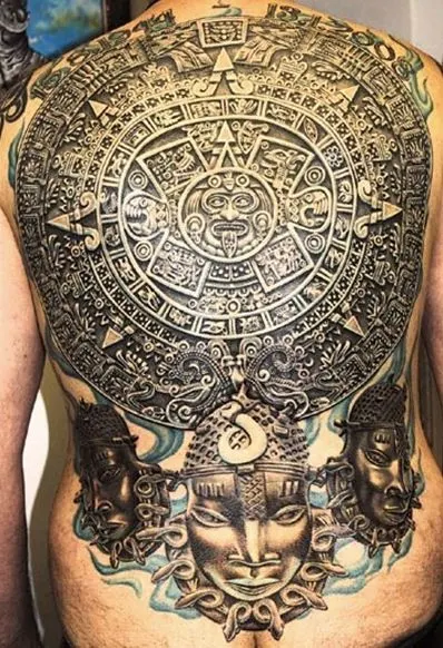 Tatuajes en la espalda de calendario azteca