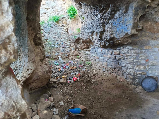 Καλαμάτα: Σπηλαιώδης ναός Αγίου Ιωάννη - Συνεχίζονται οι βανδαλισμοί παρά το σφράγισμα