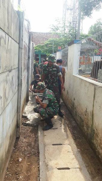 Koramil 05/Sawangan Karya Bakti Perbaiki Jalan Lingkungan