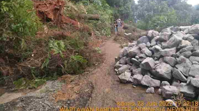 Akibat Hujan Deras, Jalan Kab.Bogor tertutup Material longsor di Tanjung Sari.