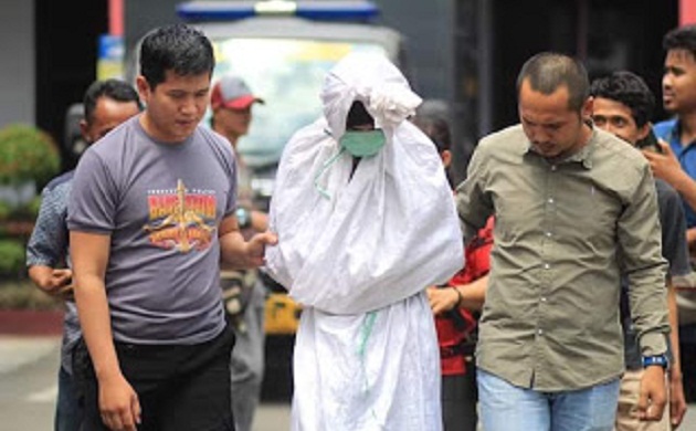   Polisi Tangkap 'Pocong' Mengaku Dibayar 20 Ribu