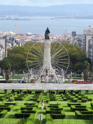 Ferris wheel on Marquês de Pombal viewed from the viewpoint in Parque Eduardo VII