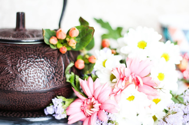 Bouquet de fleur et theière de chine