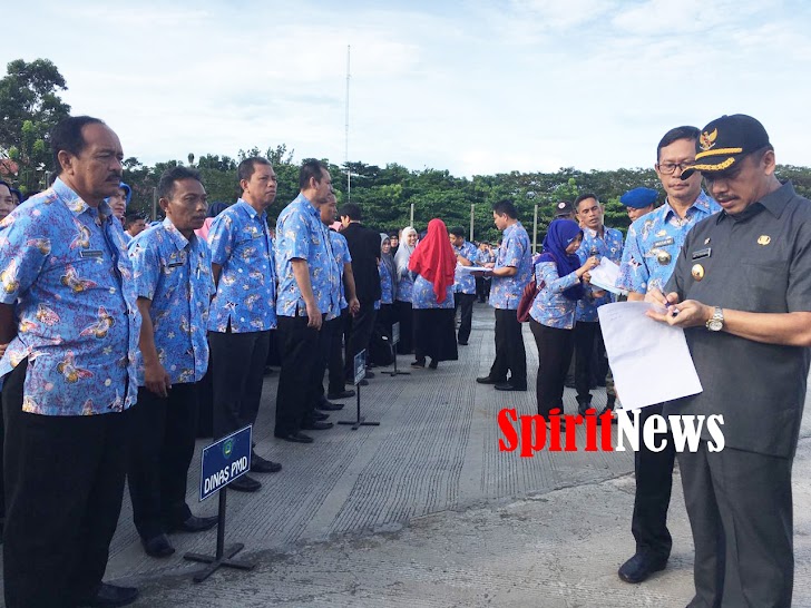 Bupati Hatta Periksa Daftar Hadir di Hari Pertama Kerja Pasca Liburan Lebaran