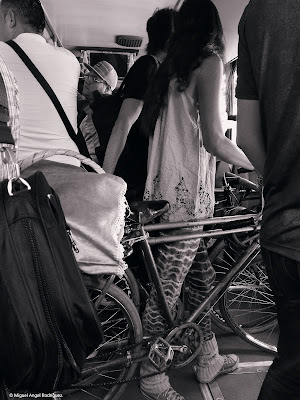 Bicicleta, metrobus ,blanco y negro , street photo, lentepress
