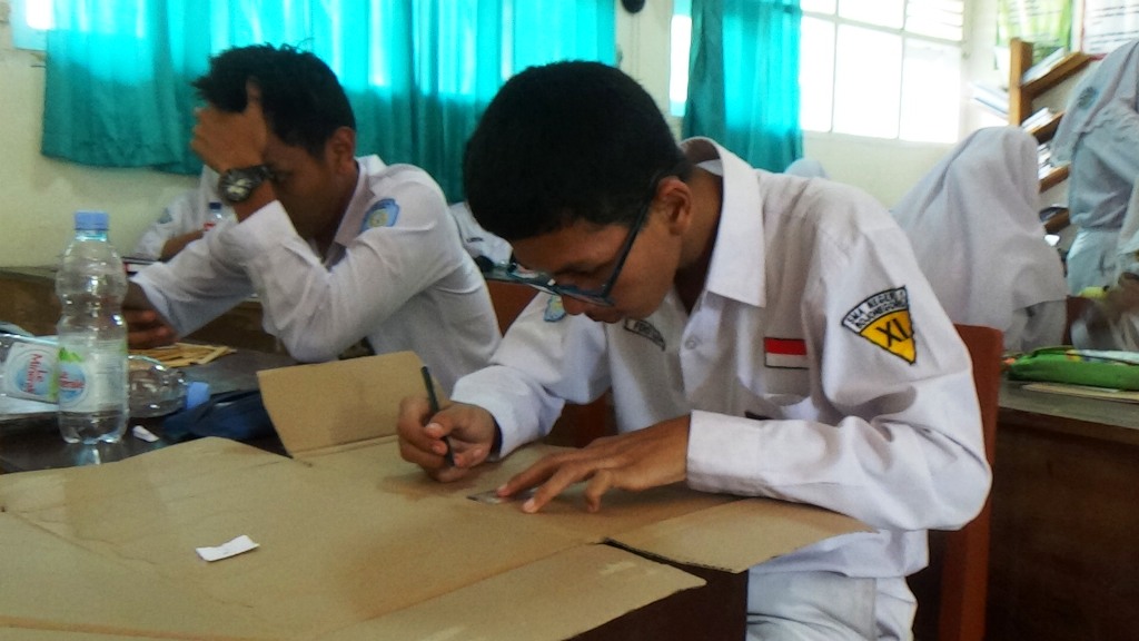 Belajar Membuat Produk Kerajinan  Fungsi Hias  Dari  Bahan 