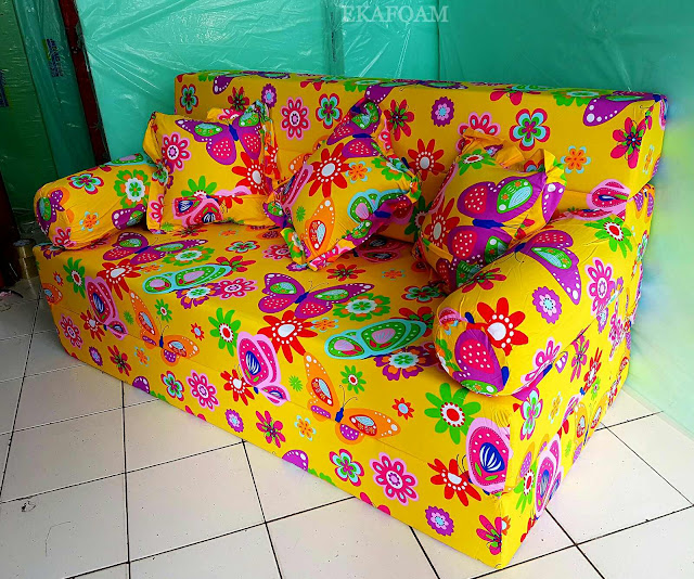 Sofa bed inoac motif kupu-kupu kuning / yellow butterfly saat di fungsikan sebagai sofa inoac