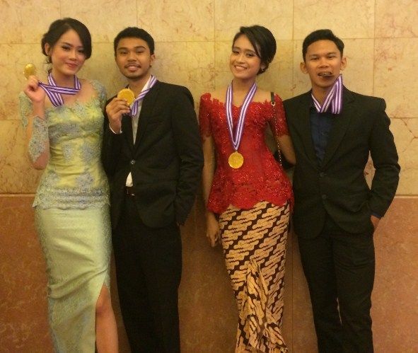 20 model kebaya  wisuda untuk  remaja  sma  terlihat cantik 