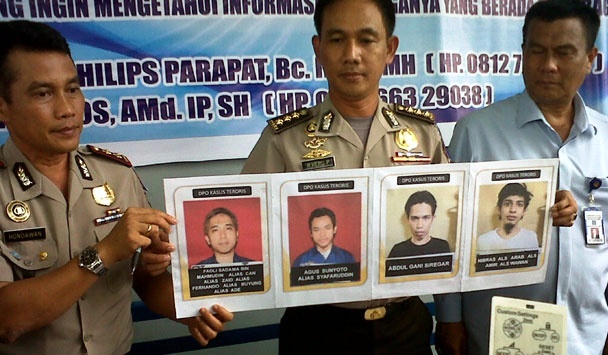 Polisi menunjukkan Foto empat Narapidana Kasus Teroris yang kabur dari LP Tanjung Gusta di Medan 