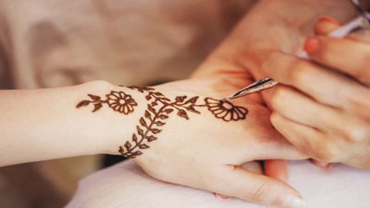 How do you get a henna tattoo